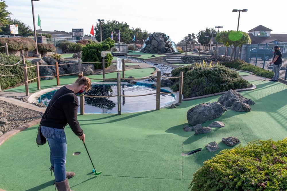 Emerald Dolphin Inn & Mini Golf Fort Bragg Eksteriør billede