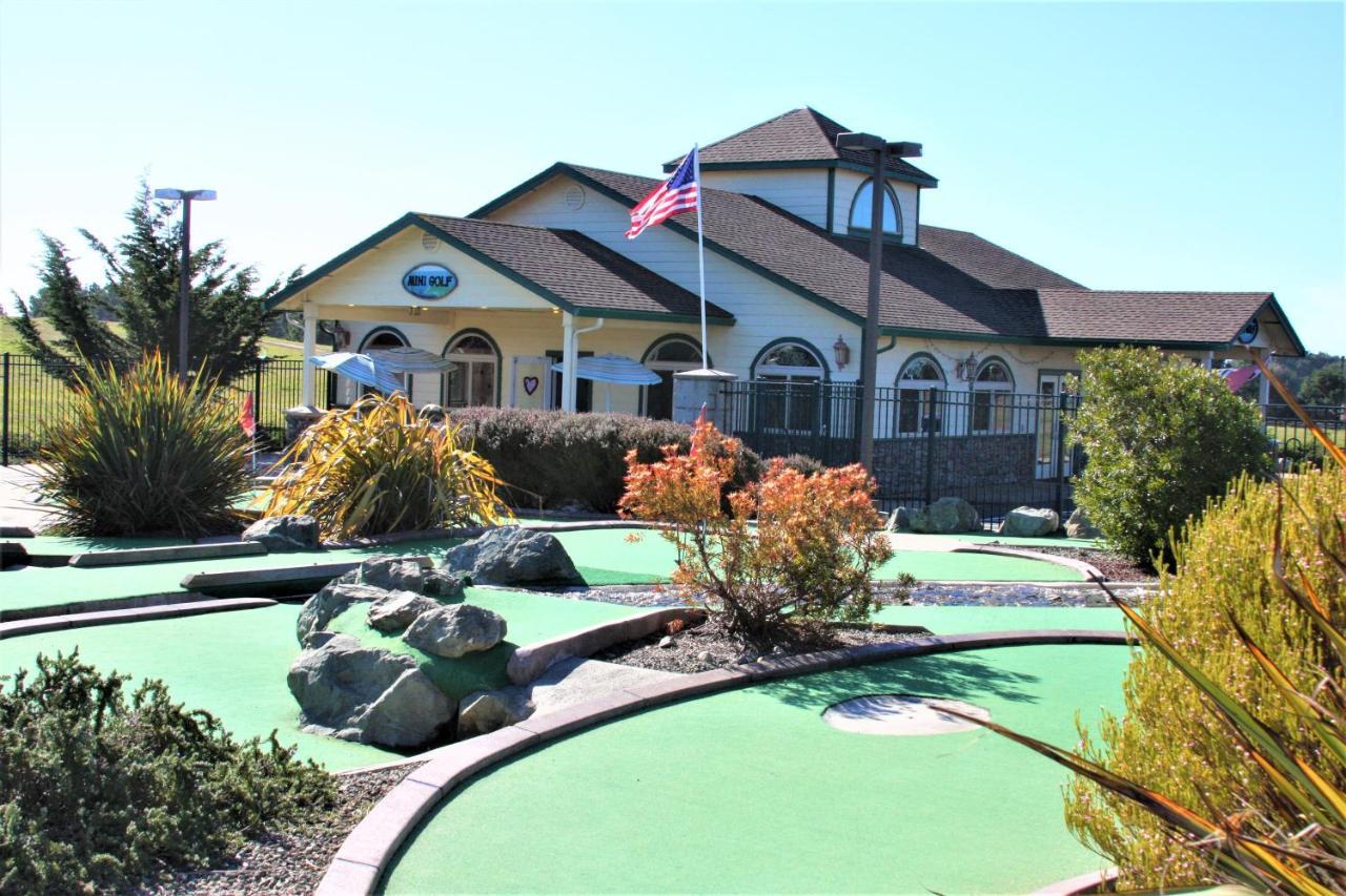 Emerald Dolphin Inn & Mini Golf Fort Bragg Eksteriør billede